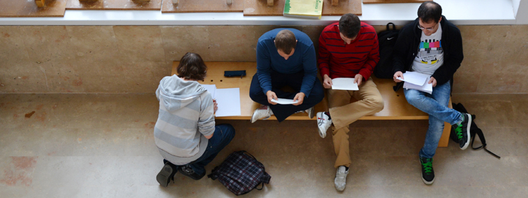 estudiantes repasando apuntes