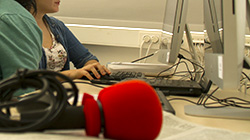 Micrófono y mesa de comunicación