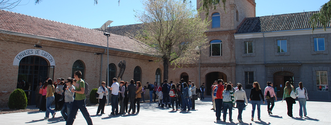 Estudiantes en el campus de la Fábrica de Armas